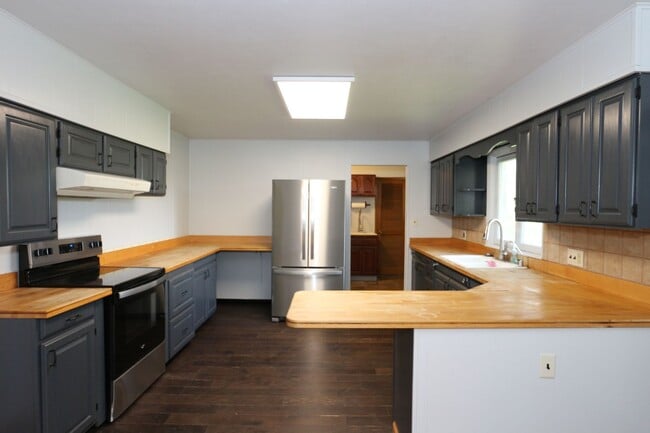 Building Photo - Country Rambler on Large Lot!