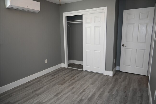 Building Photo - 510 Glen Cove Blvd