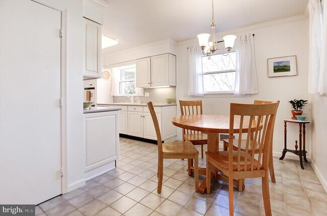 Building Photo - 8805 Honeybee Ln