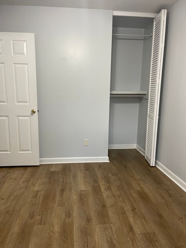 Building Photo - 2 bedroom, 1 bath apartment in small complex on Hill Street! Walking distance to Normal Town, Dow...