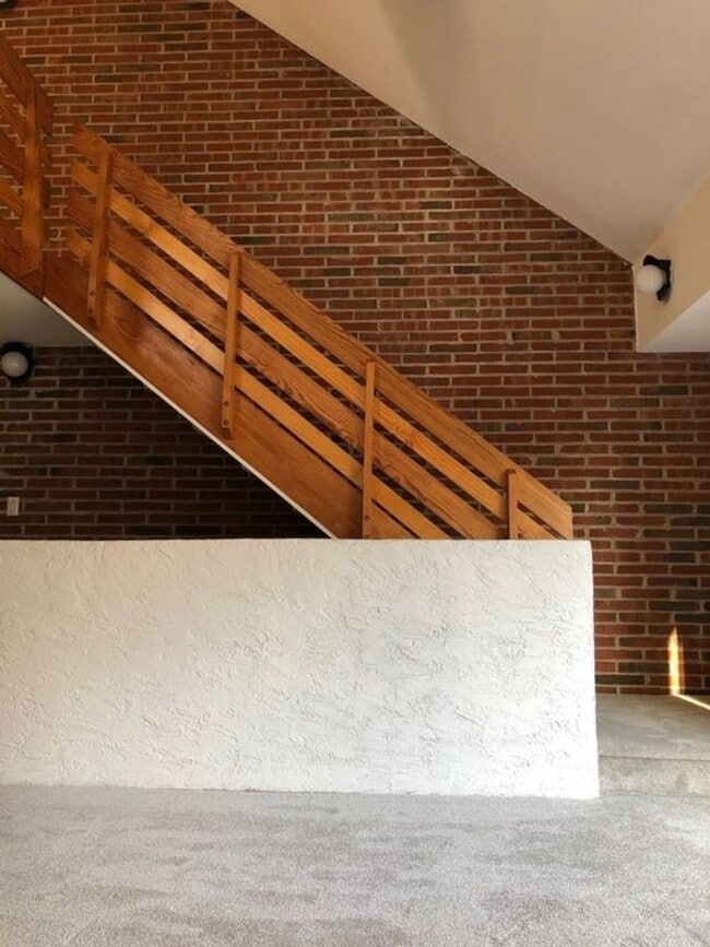 Building Photo - Immaculate 2 bedroom Loft Style Condo avai...