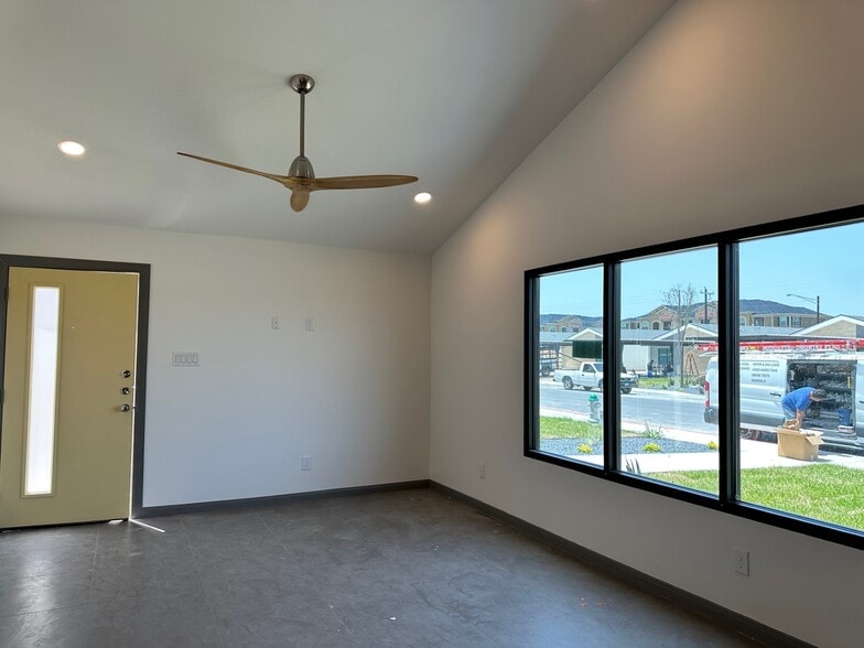 Building Photo - 1316 E Iris Ave