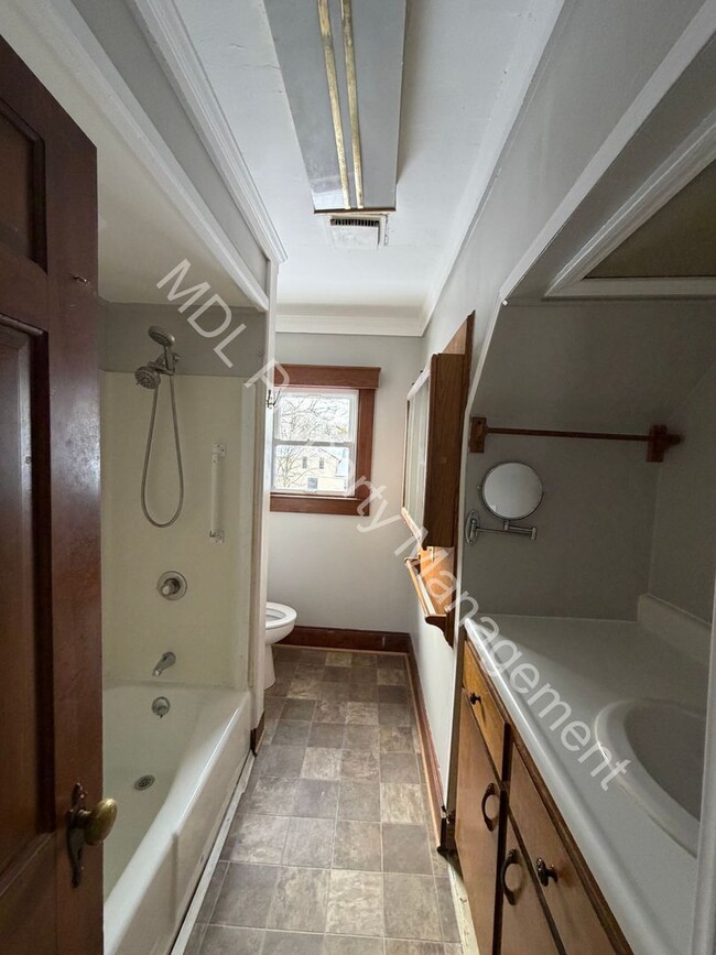 Building Photo - 3 bedroom 1.5 Bath Home