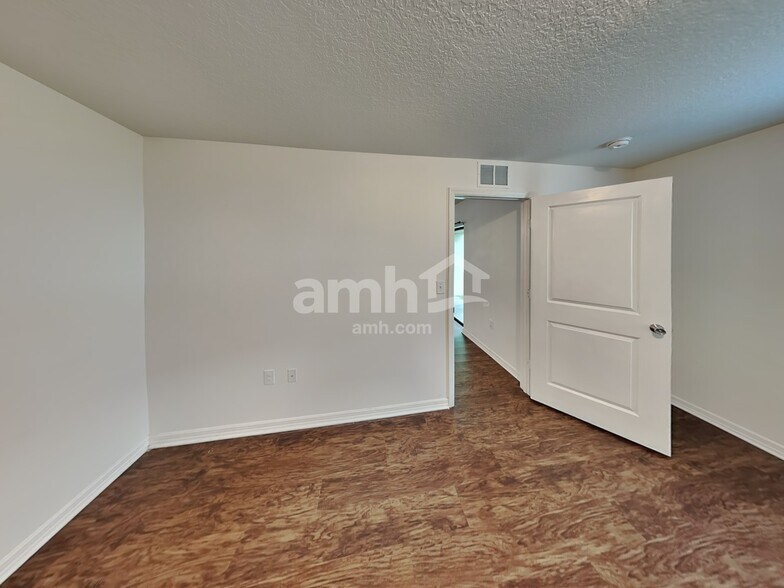 Building Photo - 1214 Brenton Leaf Dr