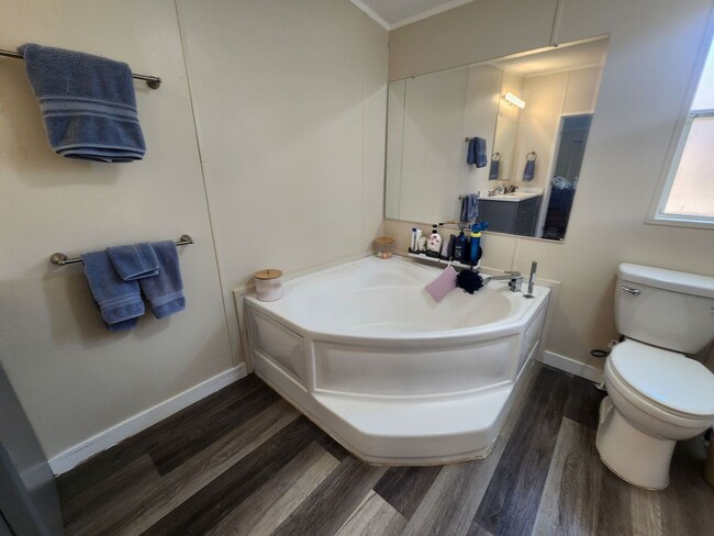 Building Photo - Fully Furnished 3 Bedroom Home