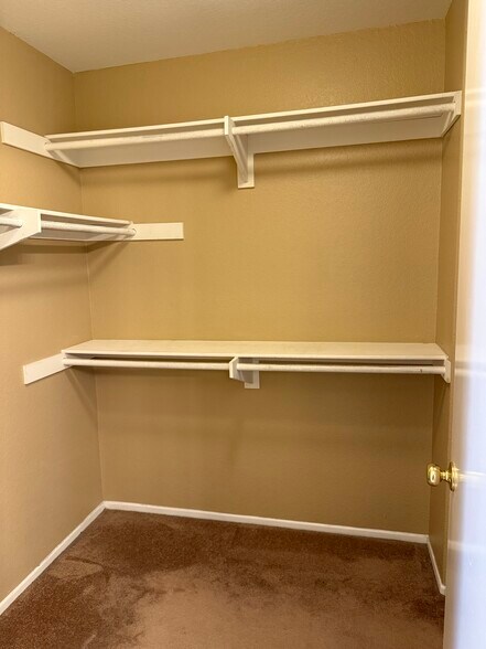 Building Photo - 590 Yarrow Dr