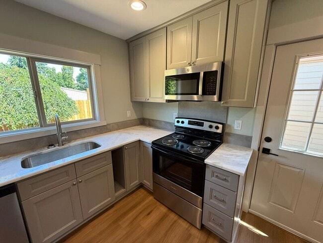 Building Photo - 805 Boxwood Ln SE