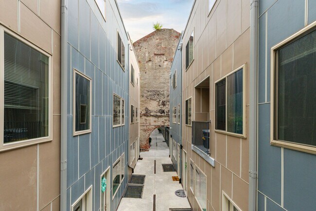 Building Photo - 1221 Mt Vernon St