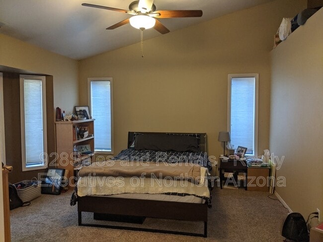 Building Photo - 1538 W University Heights Dr S