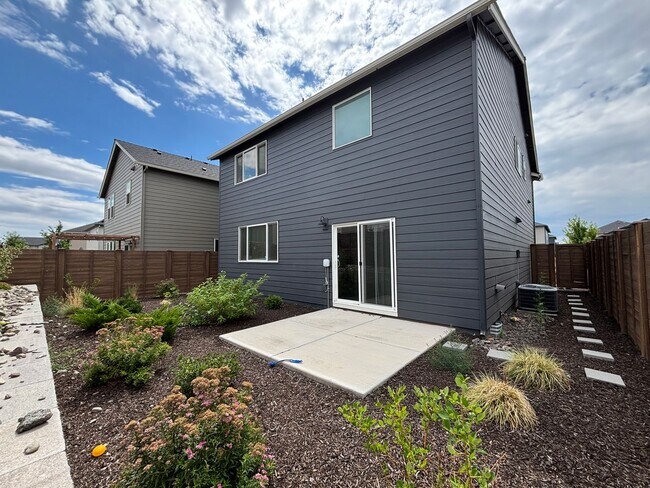 Building Photo - Beautiful 4 Bed/2.5 Bath Plus Office with ...