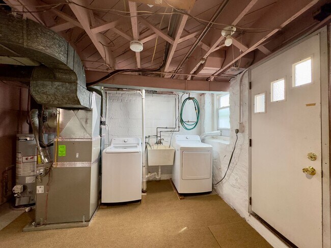 Building Photo - Modern 2-Bedroom Townhome with Spacious Ya...