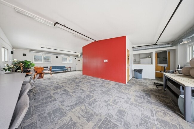 Building Photo - 1000 W Washington Blvd