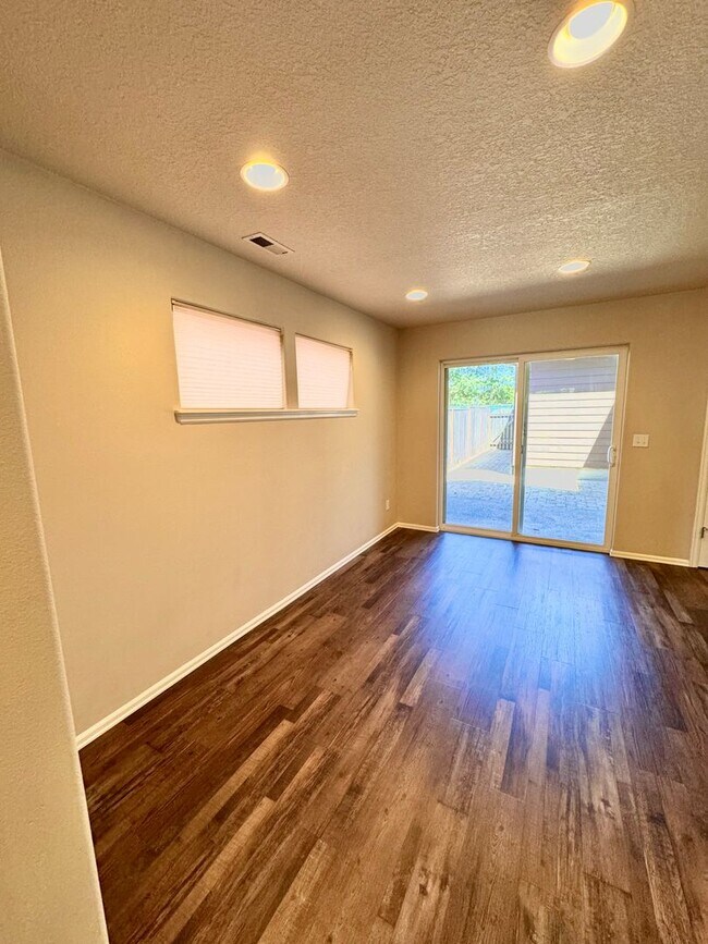 Building Photo - Beautiful Pet Friendly South Corvallis Home