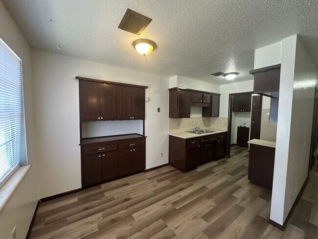 Building Photo - 3 bed 1.5 bath 1 car garage