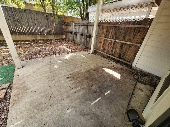 Building Photo - Gorgeous 2 story 3-bedroom 2.5-bath townho...