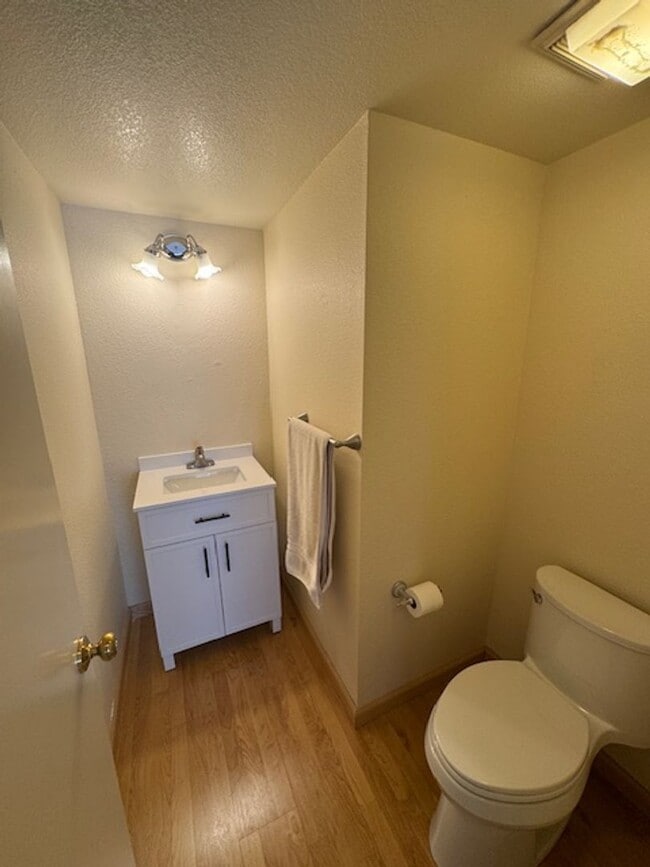 Building Photo - Gorgeous updated gated community unit!