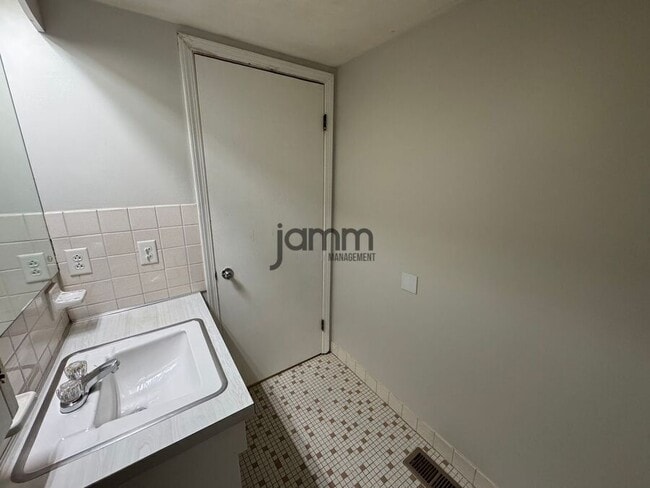 Building Photo - 7025 Carriage Hill Dr