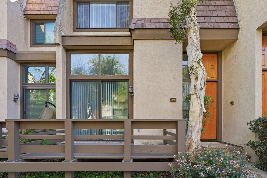 Building Photo - 9000 Vanalden Ave