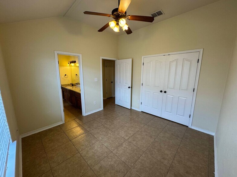 Building Photo - 5702 Graphite Dr