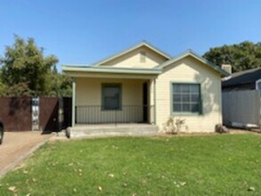Building Photo - Adorable 2 Bedrooms and 1 bathroom home with large backyard