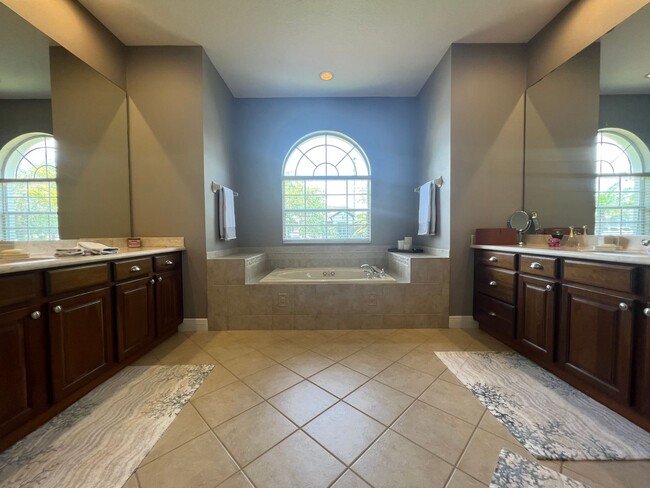Building Photo - Beautiful 5 Bed 4 Bath Pool Home in the gu...