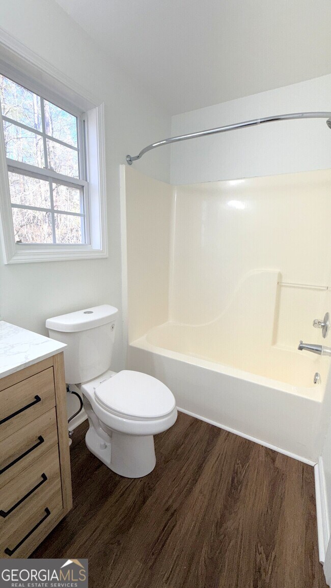 Building Photo - 3395 Woodlake Ln