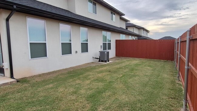 Building Photo - 609 Abadan Dr