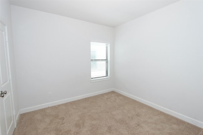 Building Photo - 1443 Park Path Dr