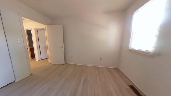 Building Photo - 3 Bedroom Town Home Near Mary Immaculate For Rent