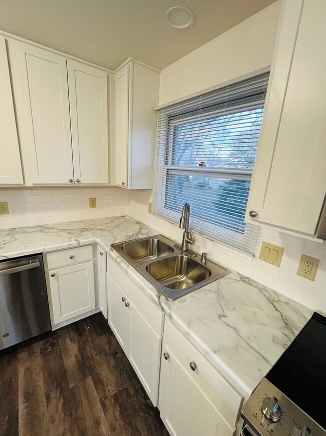 Building Photo - Beautifully updated 3 bedroom 2 bath duplex