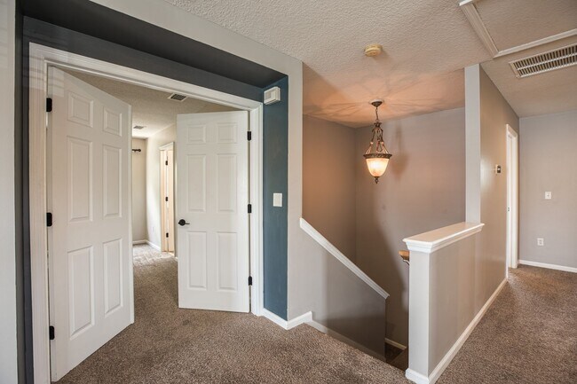 Building Photo - Beautiful 2 story home with fireplace
