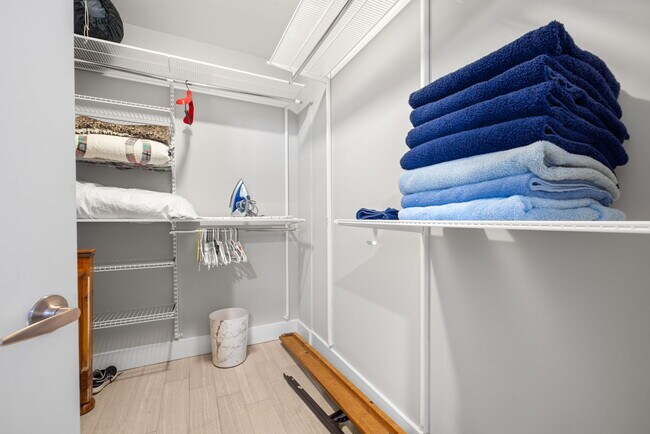 Building Photo - 777 N Ashley Dr