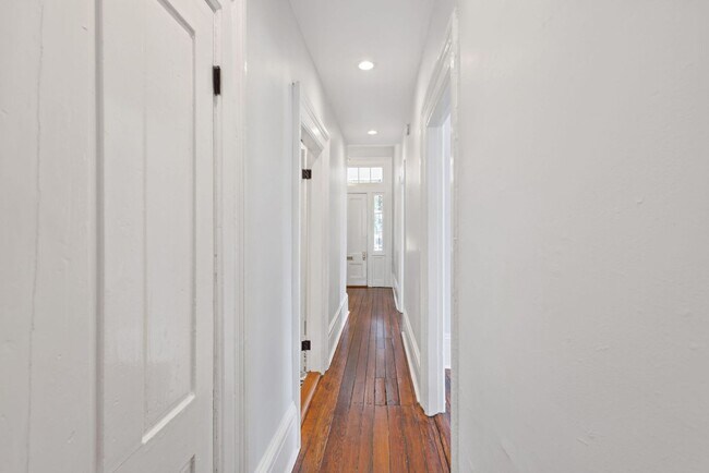 Building Photo - Historic One Bedroom Apartment in Downtown Savannah