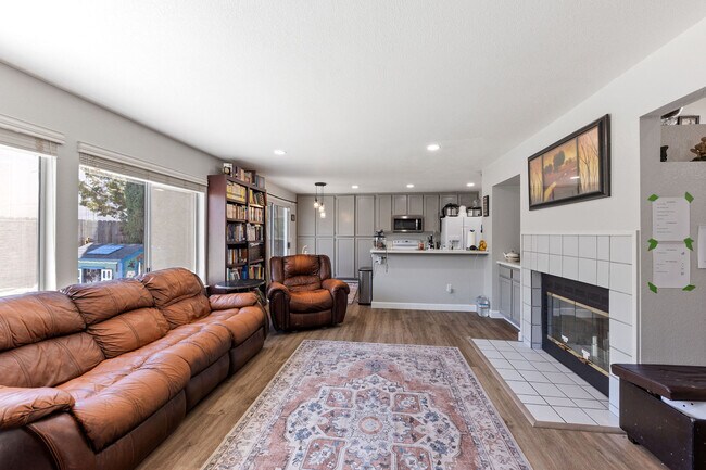 Building Photo - 907 Shadywood Cir