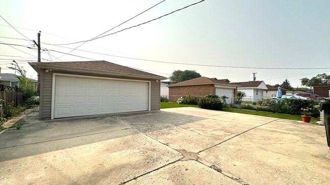 Building Photo - 4833 N Ozark Ave