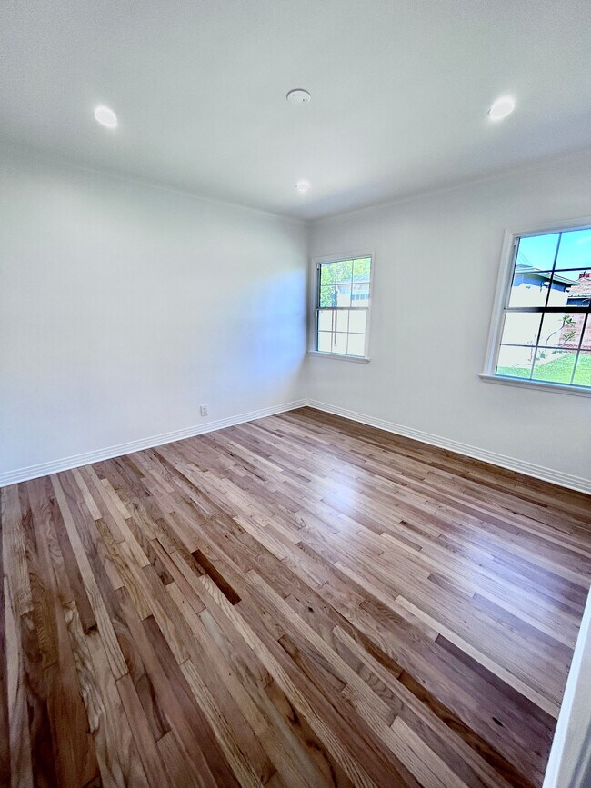 Building Photo - 7530 S Westlawn Ave