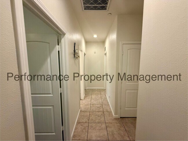 Building Photo - Spacious 4 Bed/2 Bath SW Bakersfield Home w/ RBP & $0 Deposit Option