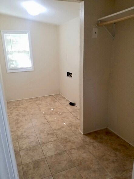 Laundry Washer/Dryer hookup - 308 Broad St