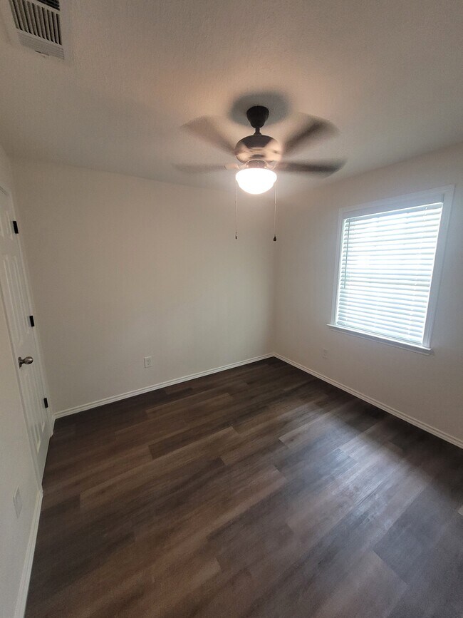 Building Photo - 1003 Pecan St