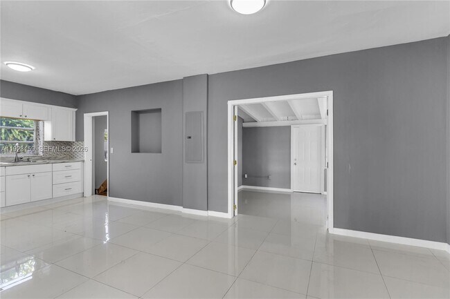 Building Photo - 2221 SW 13th St