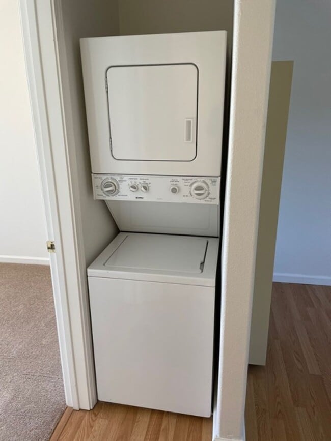 Building Photo - 1 Bed/1 Bath Upstairs Apartment in Gated SR Complex.