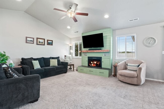 Building Photo - 218 Cliff Swallow Ave