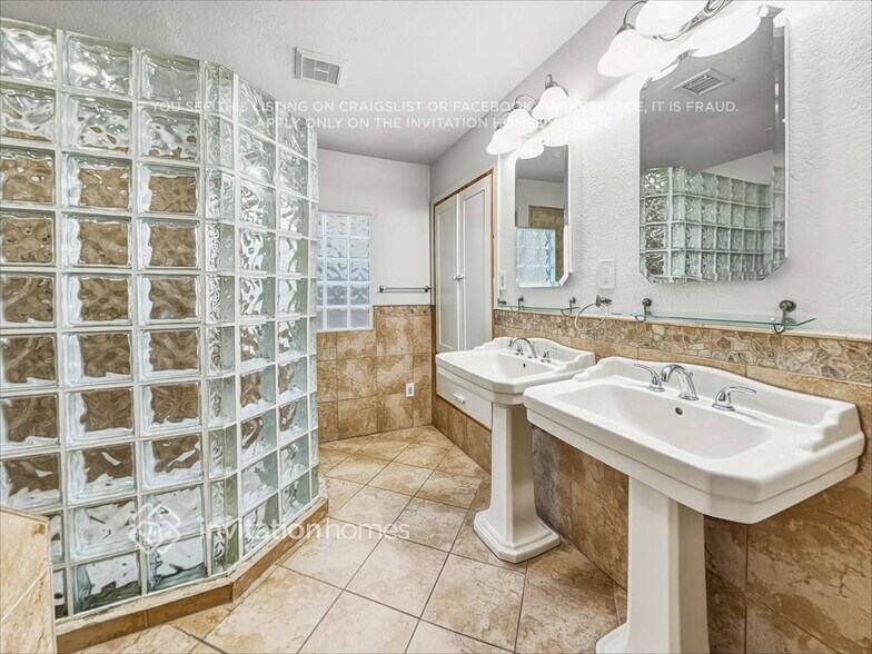 Building Photo - 12480 N 83rd Dr