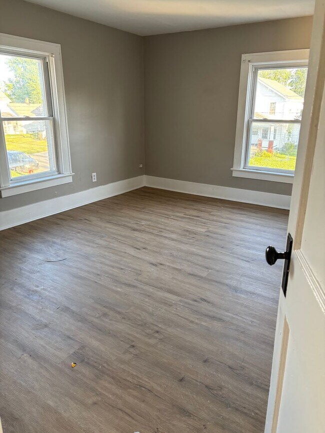Building Photo - Charming 3-bedroom home, ready for you! Se...