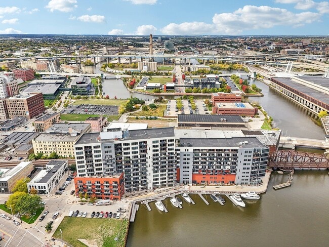 Building Photo - 106 W Seeboth St