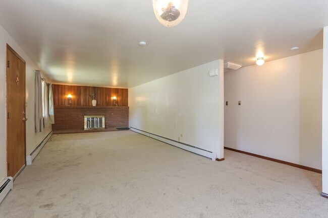 Building Photo - 2408 Lake Dr