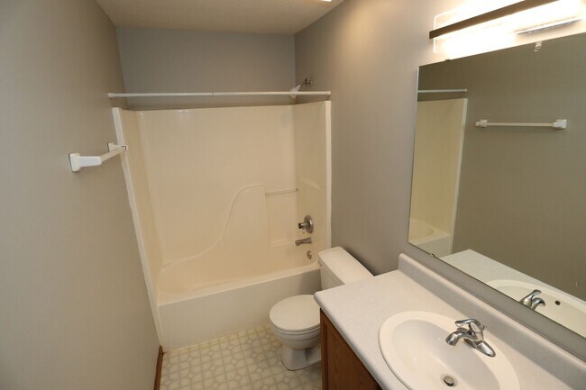 Building Photo - 3 Bedroom Fishers Rambler!