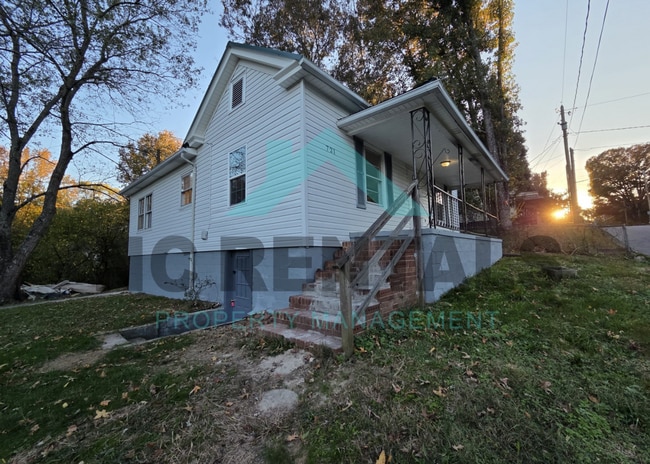 Building Photo - 721 Davis St