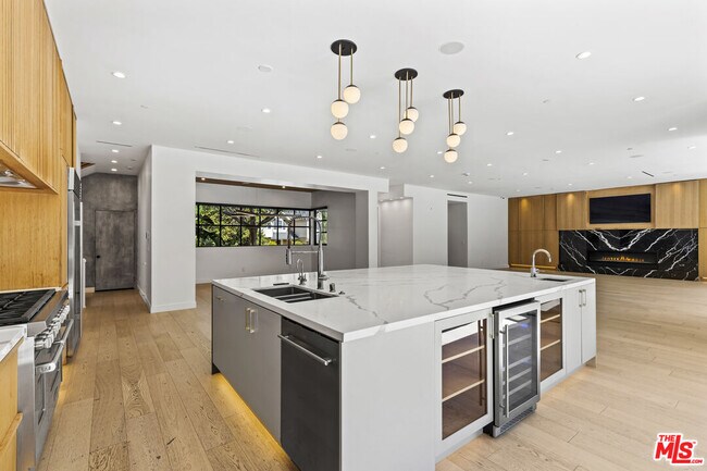 Building Photo - 1745 San Ysidro Dr