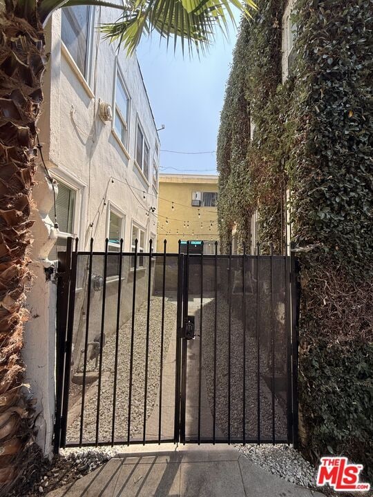 Building Photo - 936 S Berendo St